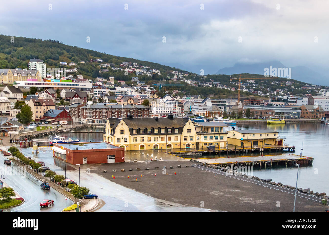 Blick auf den Hafen und die Innenstadt von Harstad, Hinnoya Insel, Troms County, Norwegen. Stockfoto