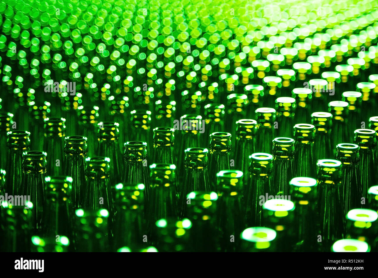 Glas Flasche im Werk für die Produktion von Glasbehältern. Glas Flasche Textur Stockfoto