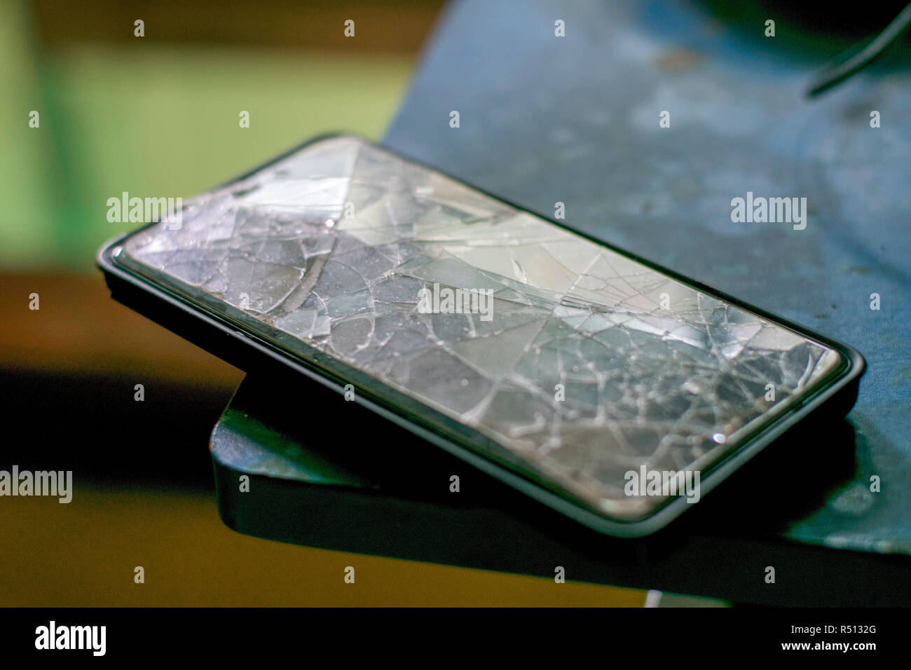 Gebrochene smartphone, versehentlich gerissen oder beschädigt Stockfoto
