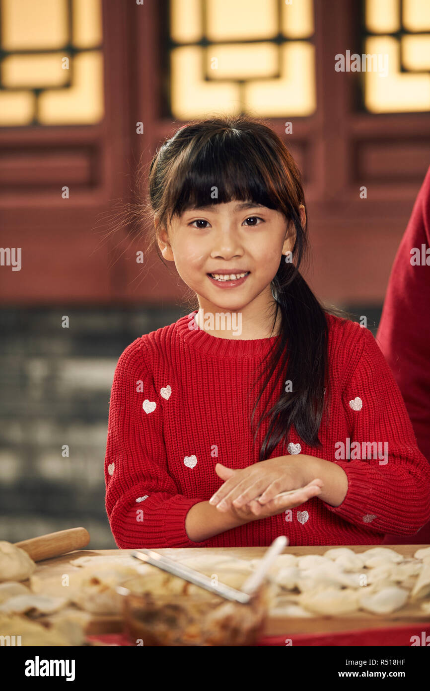 Das kleine Mädchen, das Chinese New Year Pack Knödel Stockfoto