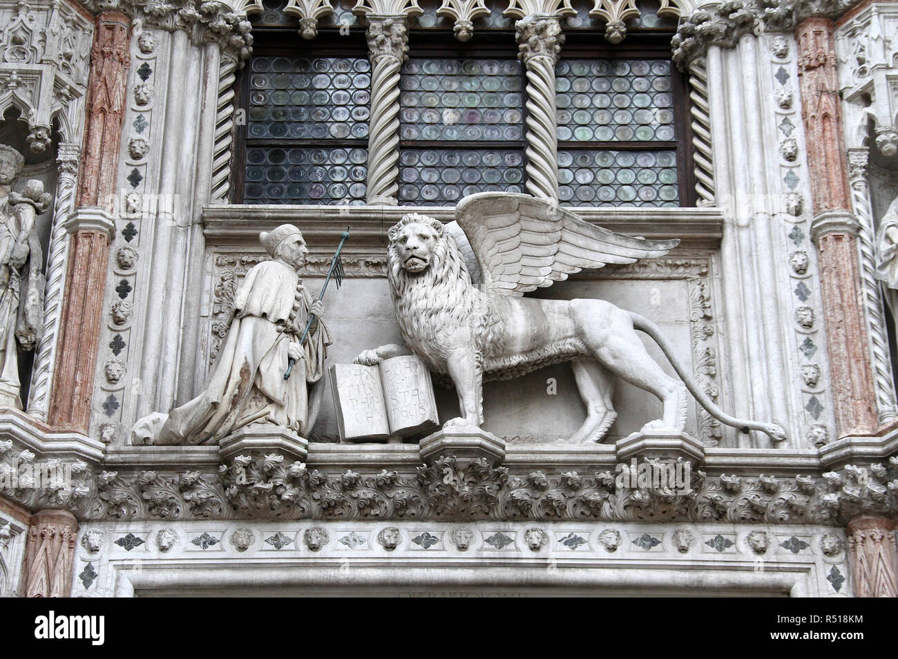 Symbolische geflügelte Löwe Skulptur am Dogenpalast in Venedig Stockfoto