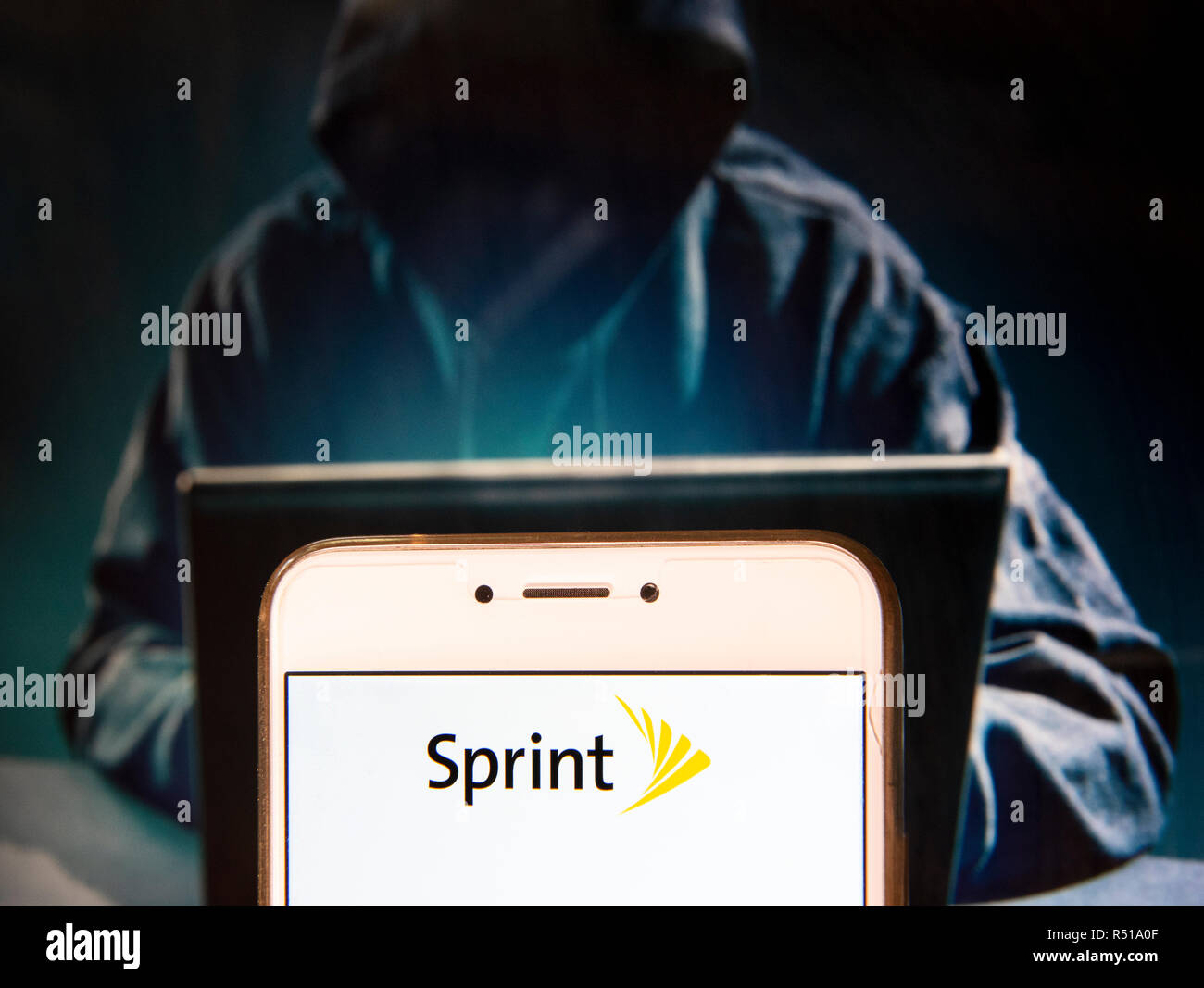 Amerikanische Telekommunikationsunternehmen bietet drahtlosen Dienstleistungen Internet service provider Sprint Logo auf einem Android mobile Gerät mit einer Abbildung der Hacker im Hintergrund zu sehen ist. Stockfoto