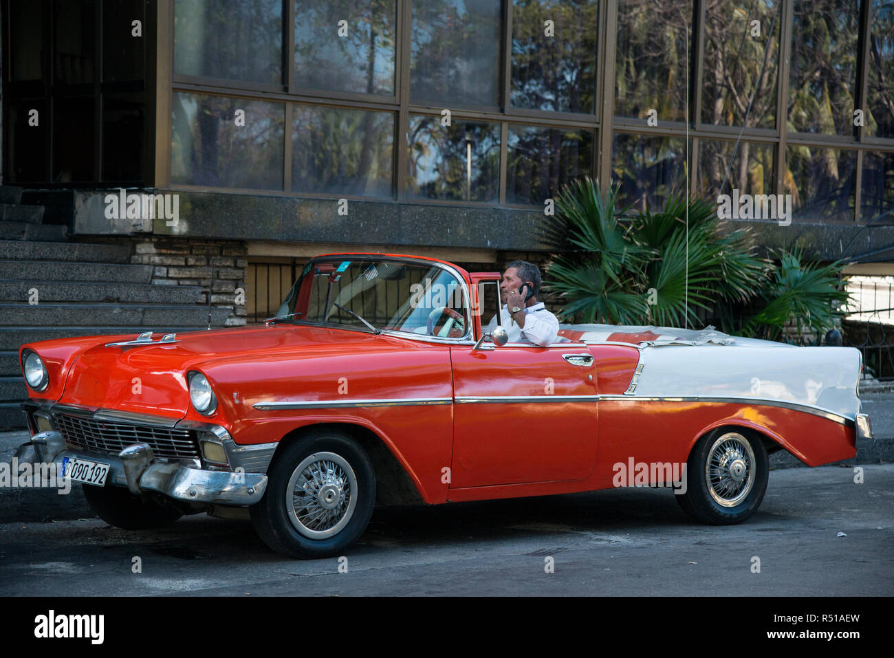 Chauffeur wartet auf Kunden in 1955 Chevrolet Bel Air Convertible. Stockfoto