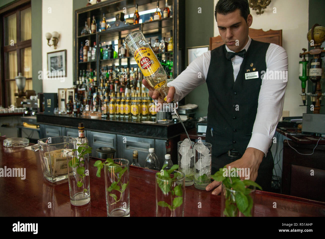 Barkeeper, Mojito mit Havanna Club Rum im Hotel Nacional in Havanna. Stockfoto