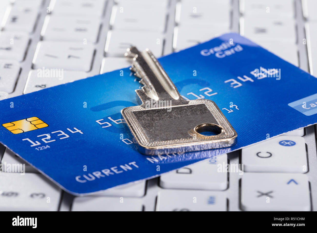 Schlüssel und Kreditkarte auf der Tastatur Stockfoto