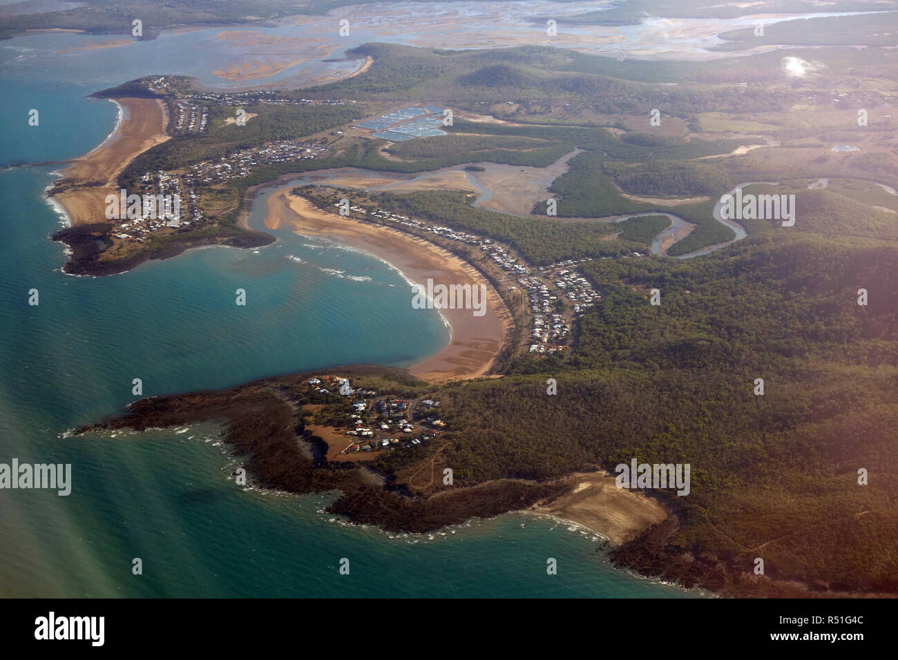 Luftaufnahme von Grasstree Beach Village, in der Nähe von Sarina, Queensland, Australien. Keine PR Stockfoto