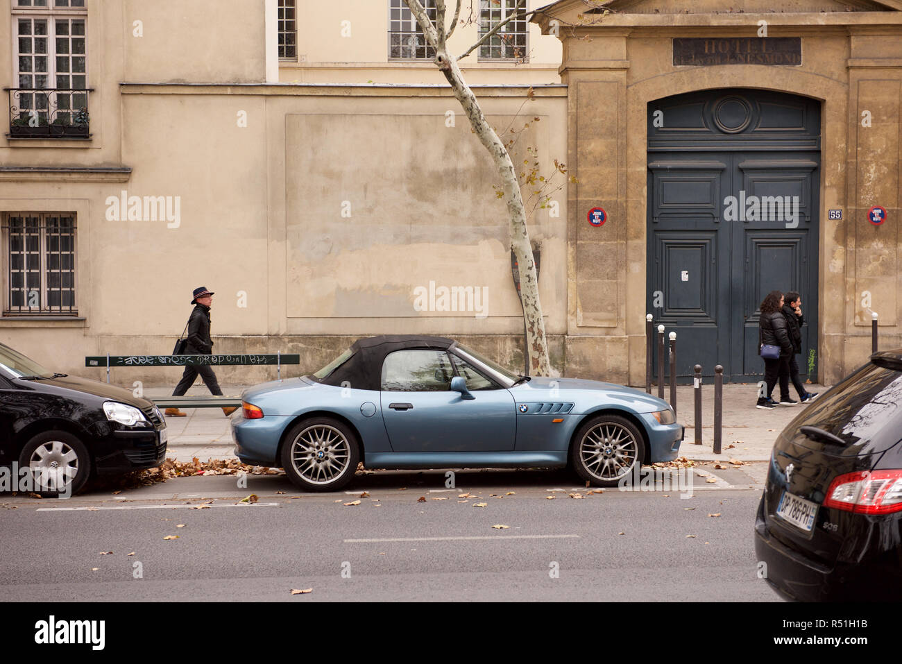 BMW Sportwagen auf der Quai de la Tournelle in Paris, Frankreich Stockfoto