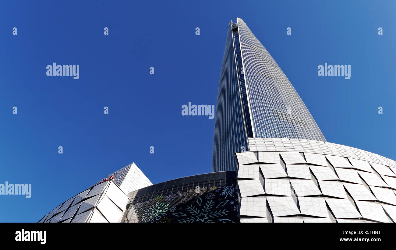 Sehr hohe Wolkenkratzer. Ansicht von unten. Lotte World Tower, Seoul, Südkorea. Januar 2018 Stockfoto