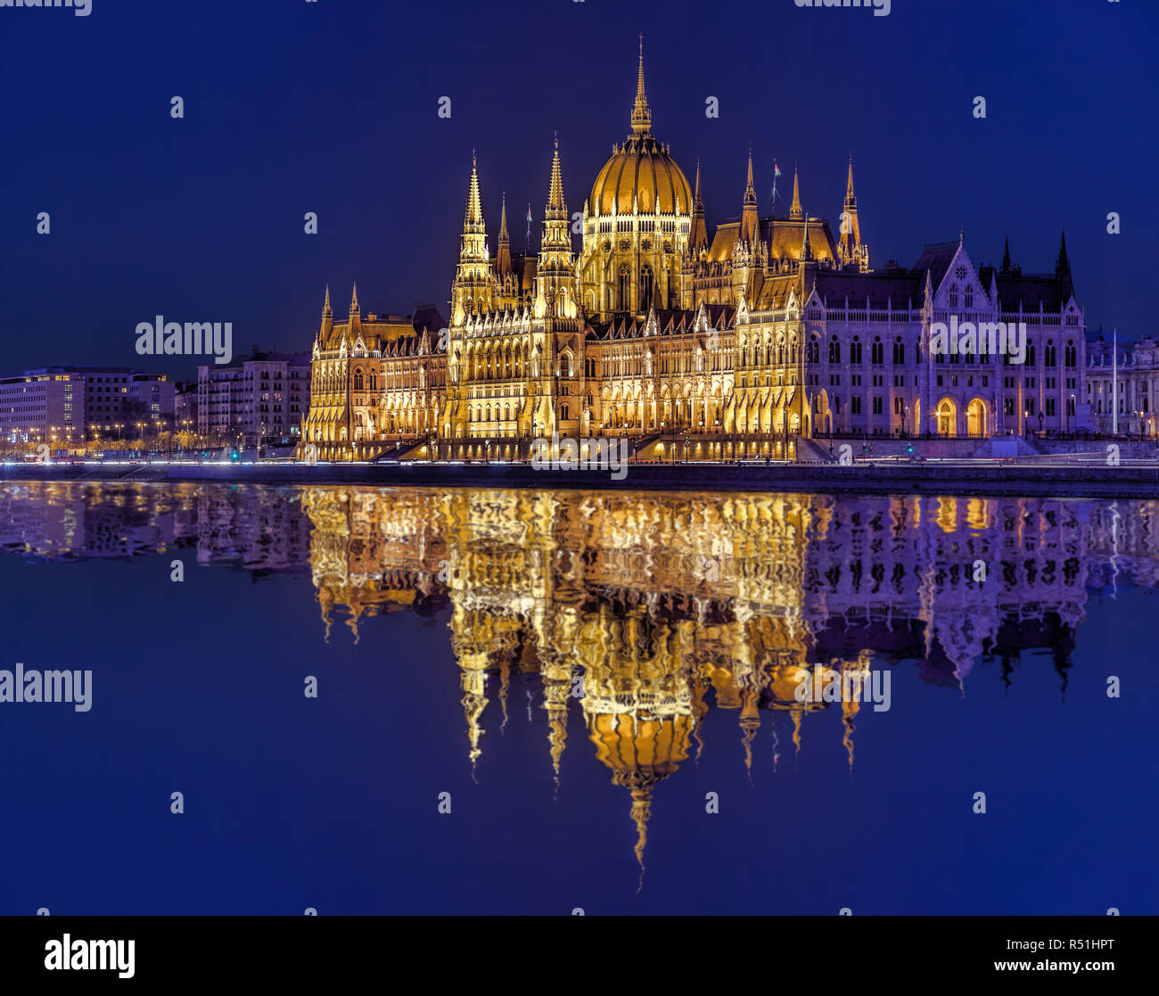 Berühmte Parlamentsgebäude in Budapest über die Donau in Ungarn in der Nacht. Stockfoto