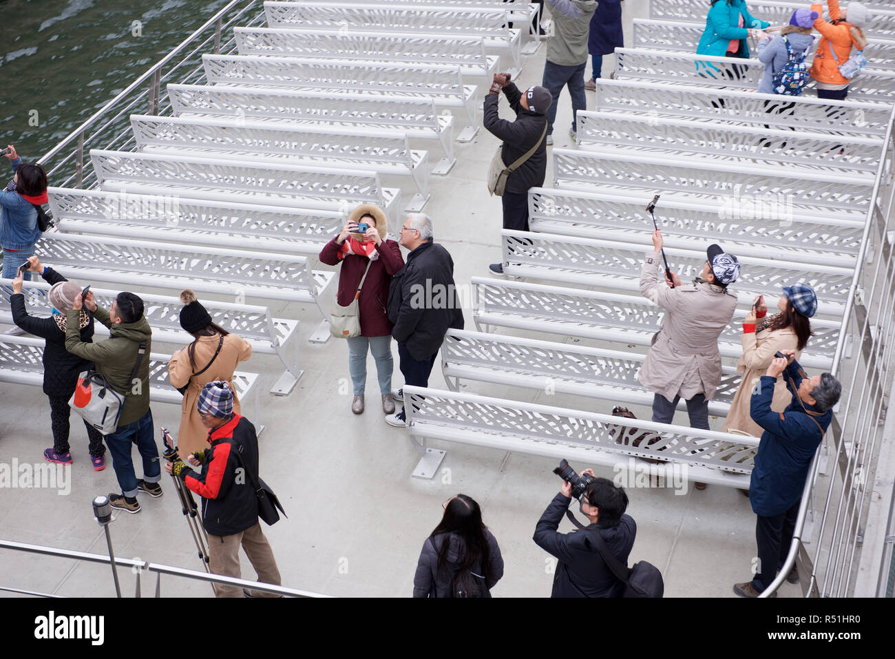 Touristen auf einem Ausflugsboot mit Kameras in Paris, Frankreich Stockfoto