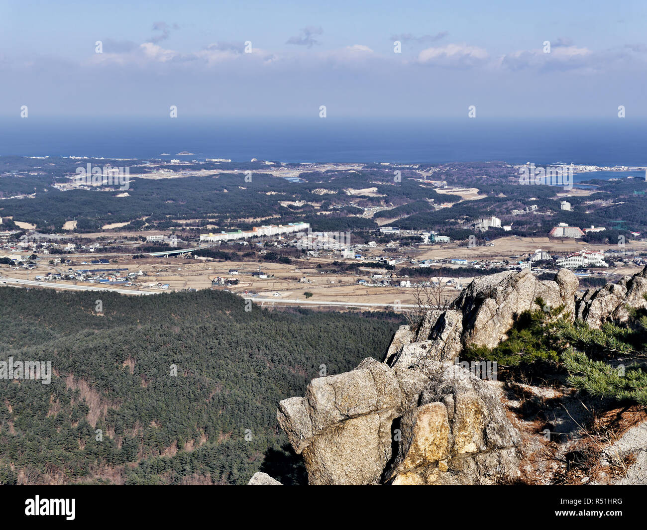 Der Blick nach Sokcho City vom Gipfel. Seoraksan Berge, Südkorea Stockfoto