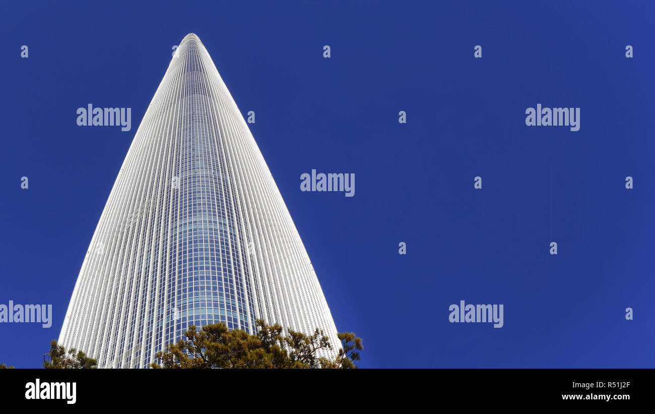 Sehr hohe Wolkenkratzer. Ansicht von unten. Lotte World Tower, Seoul, Südkorea. Januar 2018 Stockfoto