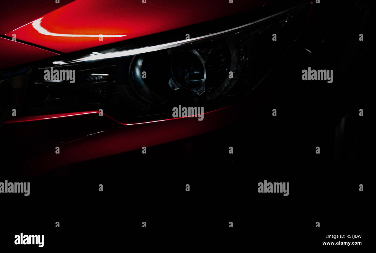 Closeup Scheinwerfer von glänzend rot Luxus-SUV Compact Car. Elegante Elektroauto Technologie und Business Konzept. Hybrid auto und Kfz-Konzept. Auto p Stockfoto Closeup Scheinwerfer von glänzend rot Luxus-SUV Compact Car. Elegante Elektroauto Technologie und Business Konzept. Hybrid auto und Kfz-Konzept. Auto p Stockfoto