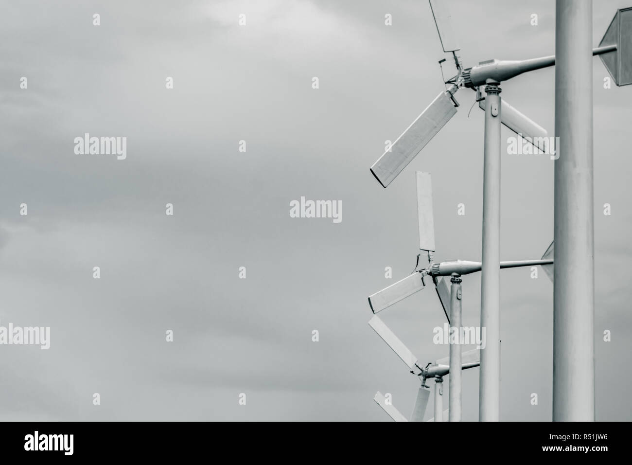 Horizontale Achse Windturbine mit grauem Himmel und Wolken. Windenergie in Eco-Windparks. Grüne Energie Konzept. Erneuerung der Energie. Alternative strom Sou Stockfoto