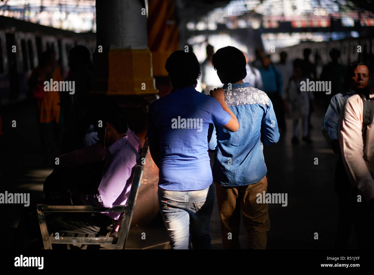 Zwei enge Freunde auf einer Plattform an Chhatrapati Shivaji Maharaj Terminus (Csmt), der verkehrsreichste Bahnhof in Mumbai, Indien, und ein UNESCO Weltkulturerbe Stockfoto