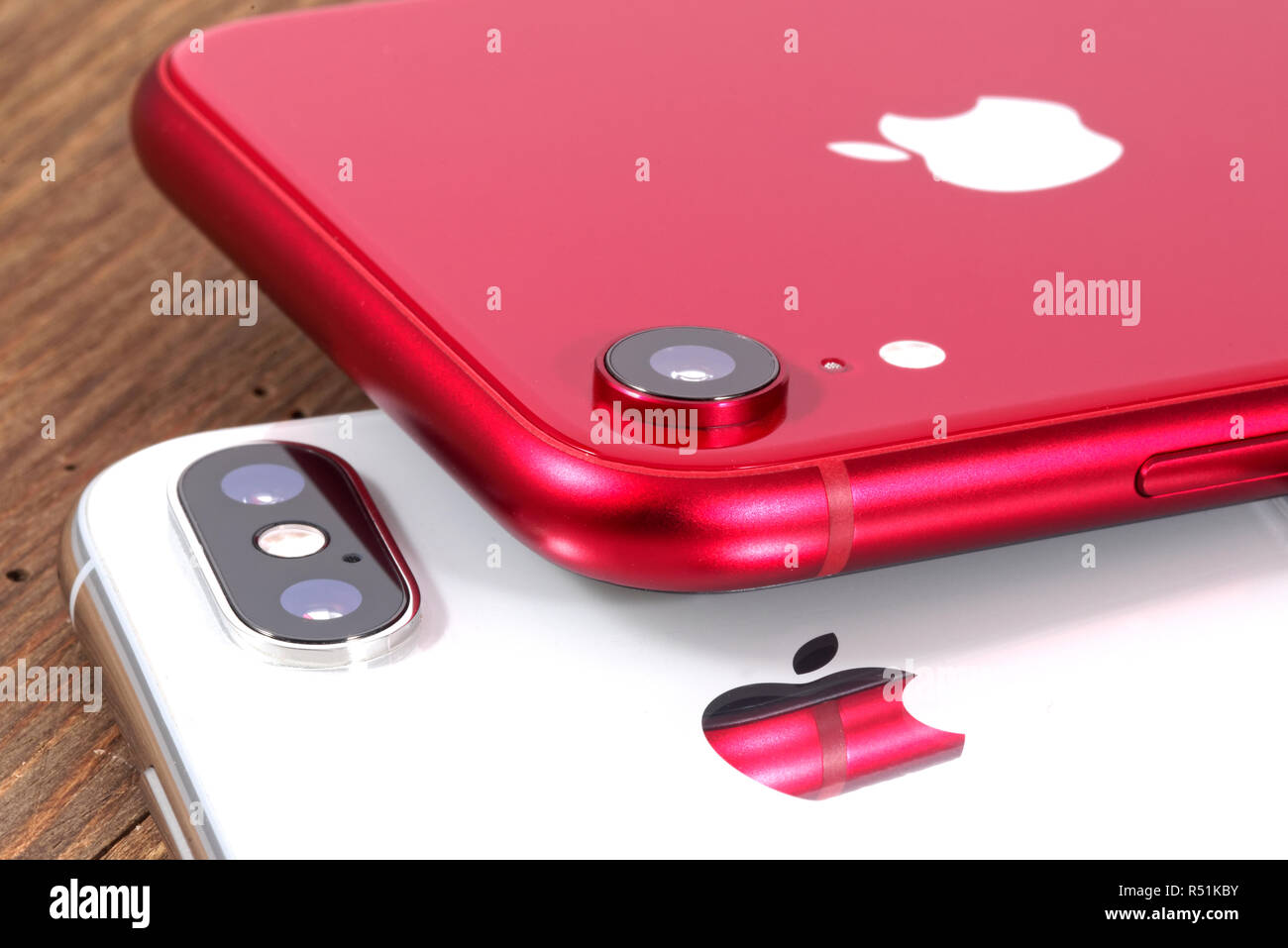 Koszalin, Polen - November 29, 2018: Silber iPhone Xs und rot iPhone XR. Das iPhone Xs und iPhone XR ist smart phone mit Multi-touch-Bildschirms erstellt Stockfoto