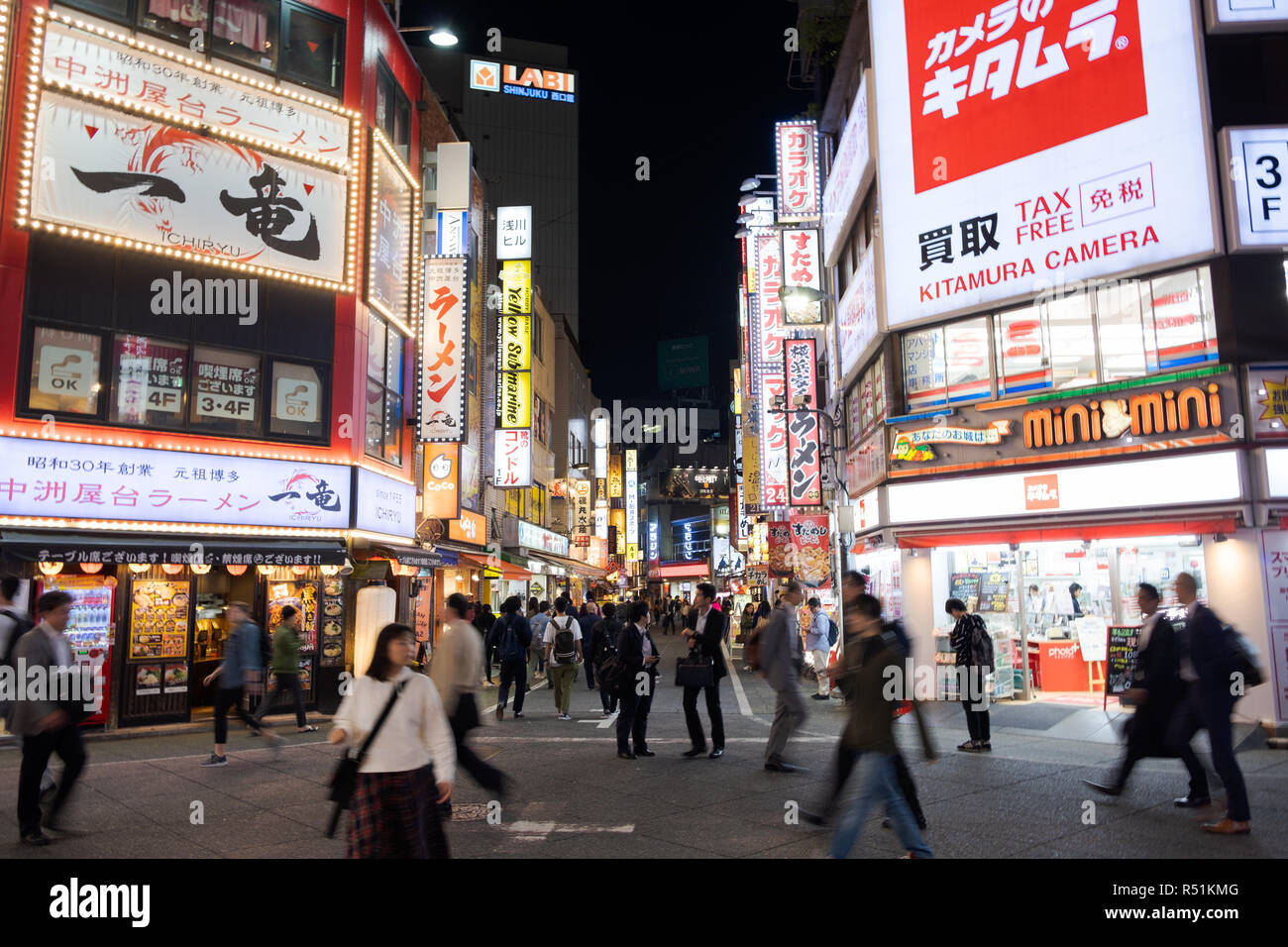 Hauptstraße in Shinjuku, Tokyo, Japan bei Nacht mit Fußgängern zu Fuß durch Stockfoto