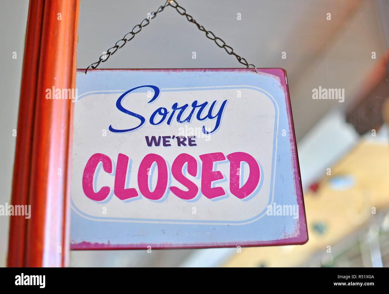 Geschlossen Schild im Glas street Shop Stockfoto