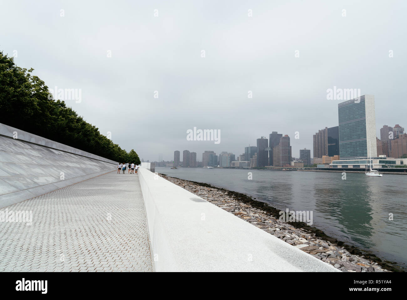 Promenade in Franklin D. Roosevelt vier Freiheiten Park in Roosevelt Island einem nebligen Morgen Sommer Stockfoto