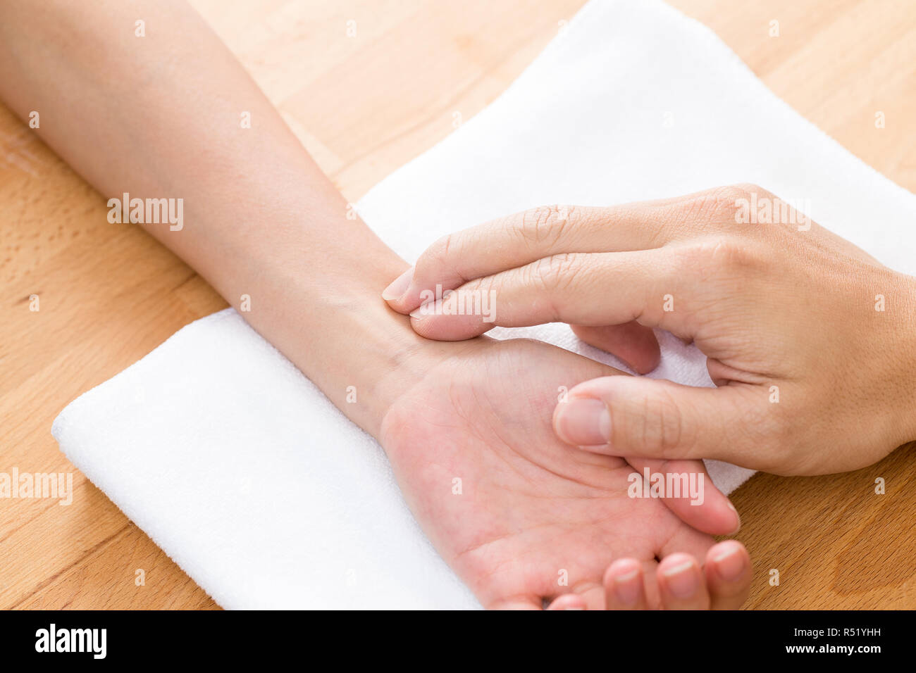 Arzt-Patienten-Puls überprüfen Stockfoto