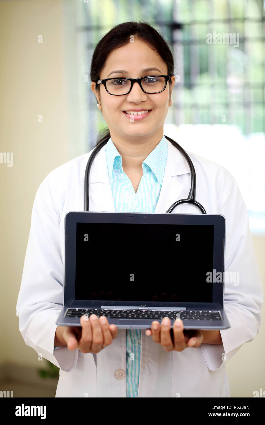 Ärztin, die in Laptops leerer Bildschirm Stockfoto