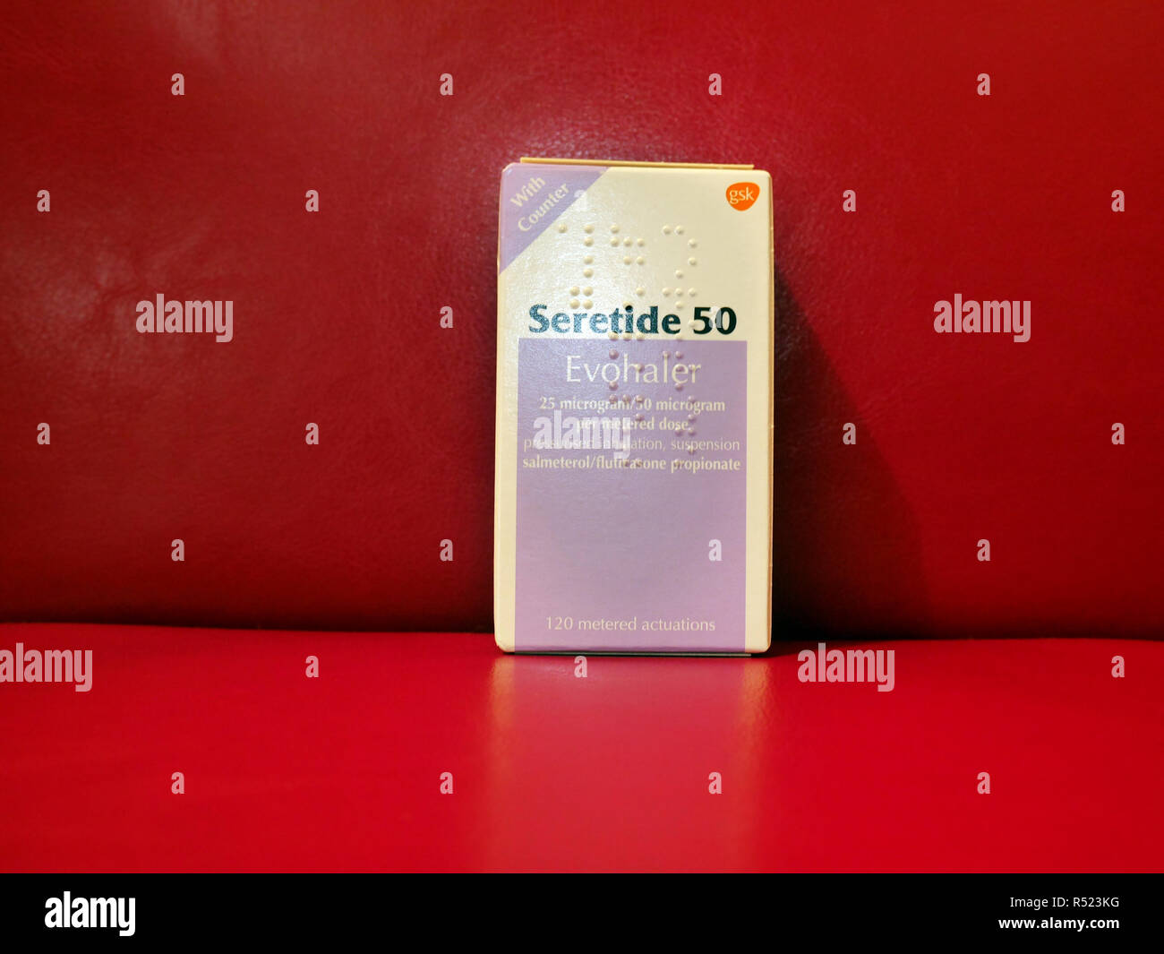 Seretide enthält zwei Medikamente, Salmeterol und Fluticason xinafoate Propionat. Es kommt in drei verschiedenen Dosierungen und in zwei Arten von Inhalator. Stockfoto