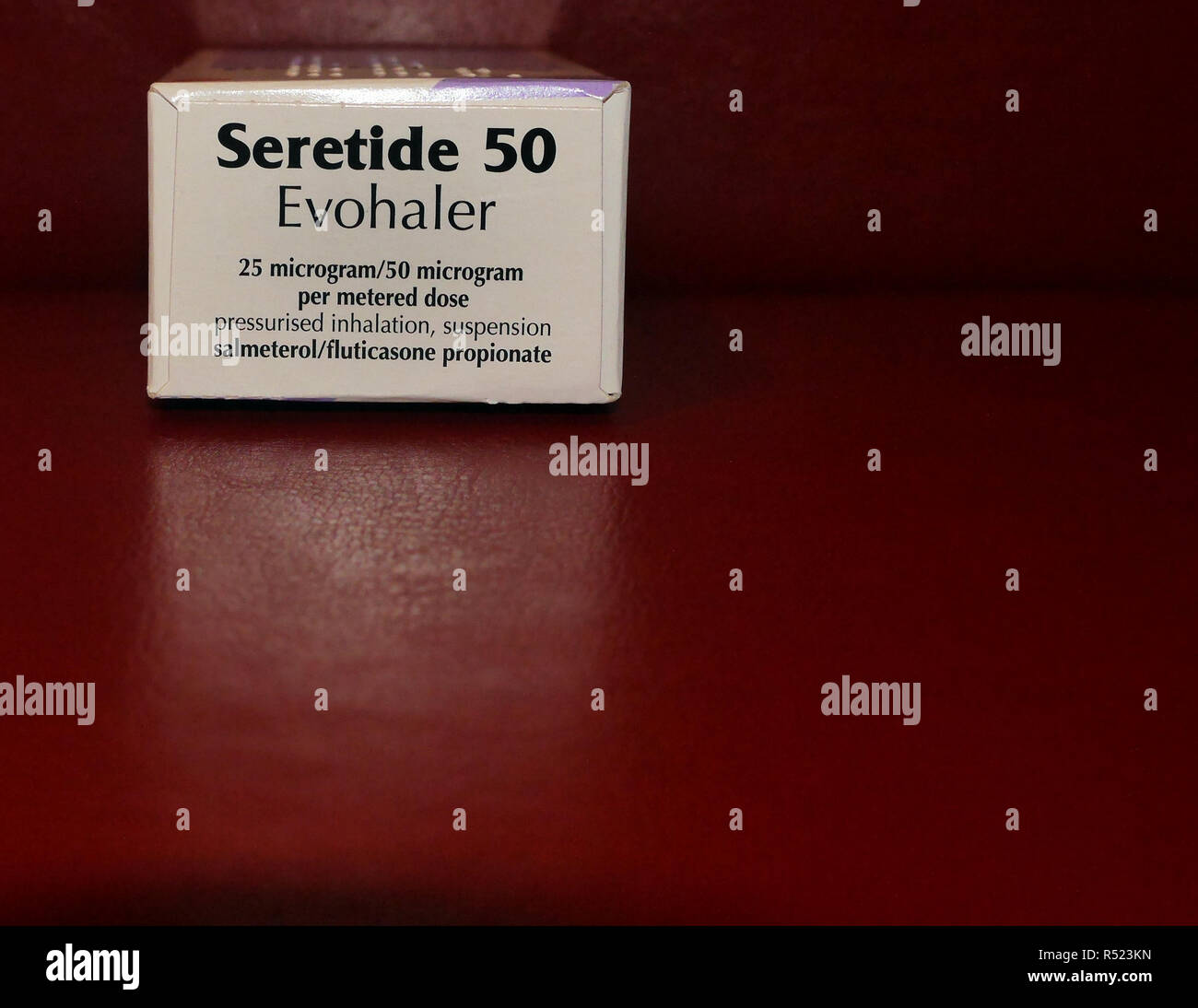 Seretide enthält zwei Medikamente, Salmeterol und Fluticason xinafoate Propionat. Es kommt in drei verschiedenen Dosierungen und in zwei Arten von Inhalator. Stockfoto