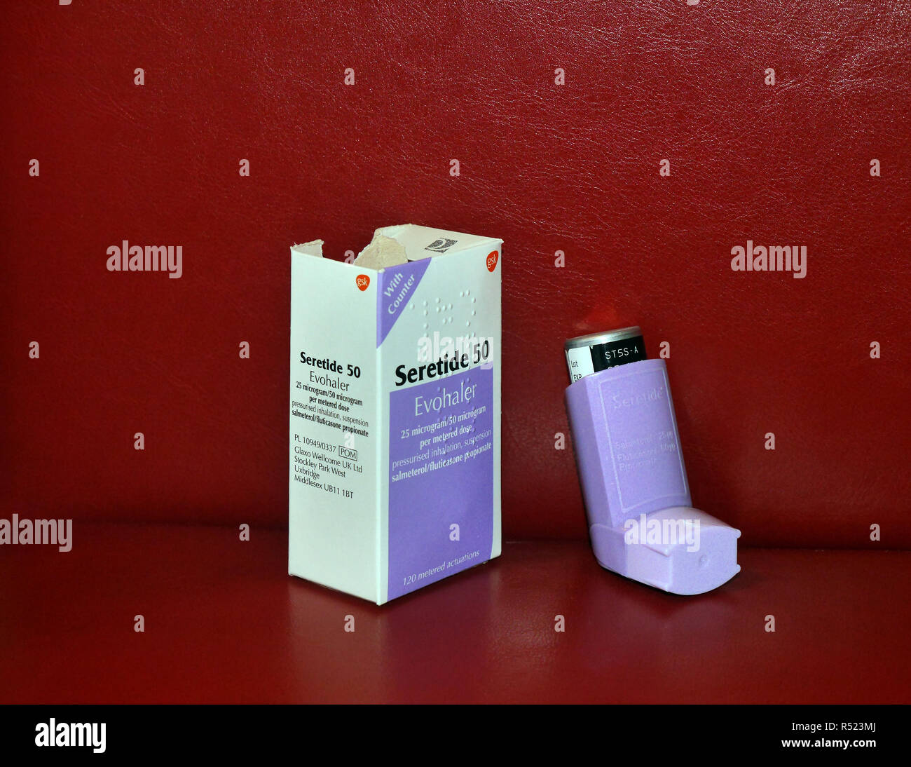 Seretide enthält zwei Medikamente, Salmeterol und Fluticason xinafoate Propionat. Es kommt in drei verschiedenen Dosierungen und in zwei Arten von Inhalator. Stockfoto