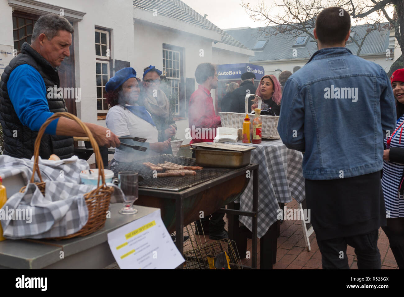 Straßenhändler, gegrillte Würstchen vom Grill oder Braai aus der Nahrung während der Bastille Tag feiern in Franschhoek Stall, Kapstadt Stockfoto