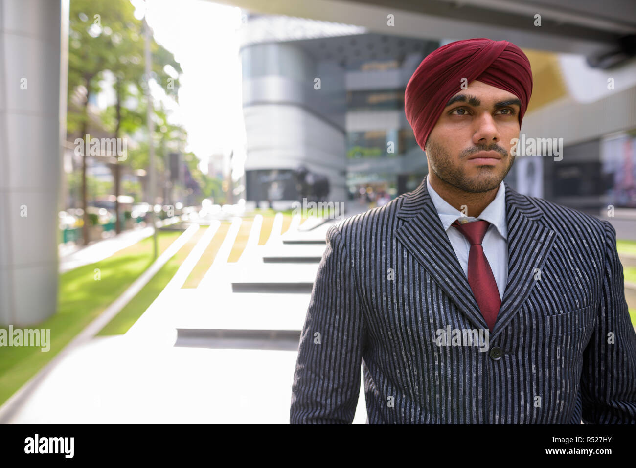 Portrait von indischer Geschäftsmann mit Turban im Freien in der Stadt Stockfoto