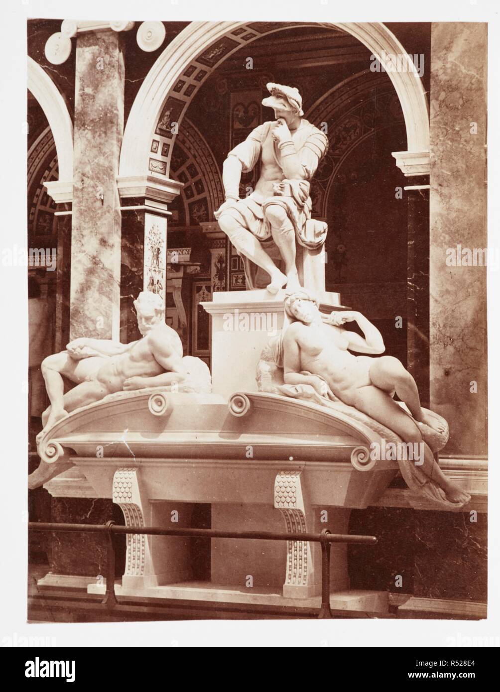 Denkmal für Lorenzo de' Medici, mit Figuren von Tag und Nacht, von Michel Angelo. Fotografische Blick auf den Fortschritt der Crystal Palace, Sydenham. Während die Fortschritte der Arbeiten übernommen, die mit Wunsch der Regisseure, von Philip H. Delamotte. Zusammen mit einer Liste der Directors und Officers des Unternehmens, etc. London, 1855. Quelle: Tab.442.a.5, Plate 87. Autor: Delamotte, Philip Henry. Stockfoto