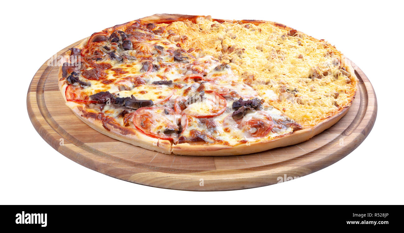 Doppel topping Pizza für Paare auf der hölzernen Schreibtisch isoliert. Drei Viertel sehen. Käse und Huhn vs Rindfleisch und Tomaten, finden Sie Ihren Liebling Stockfoto