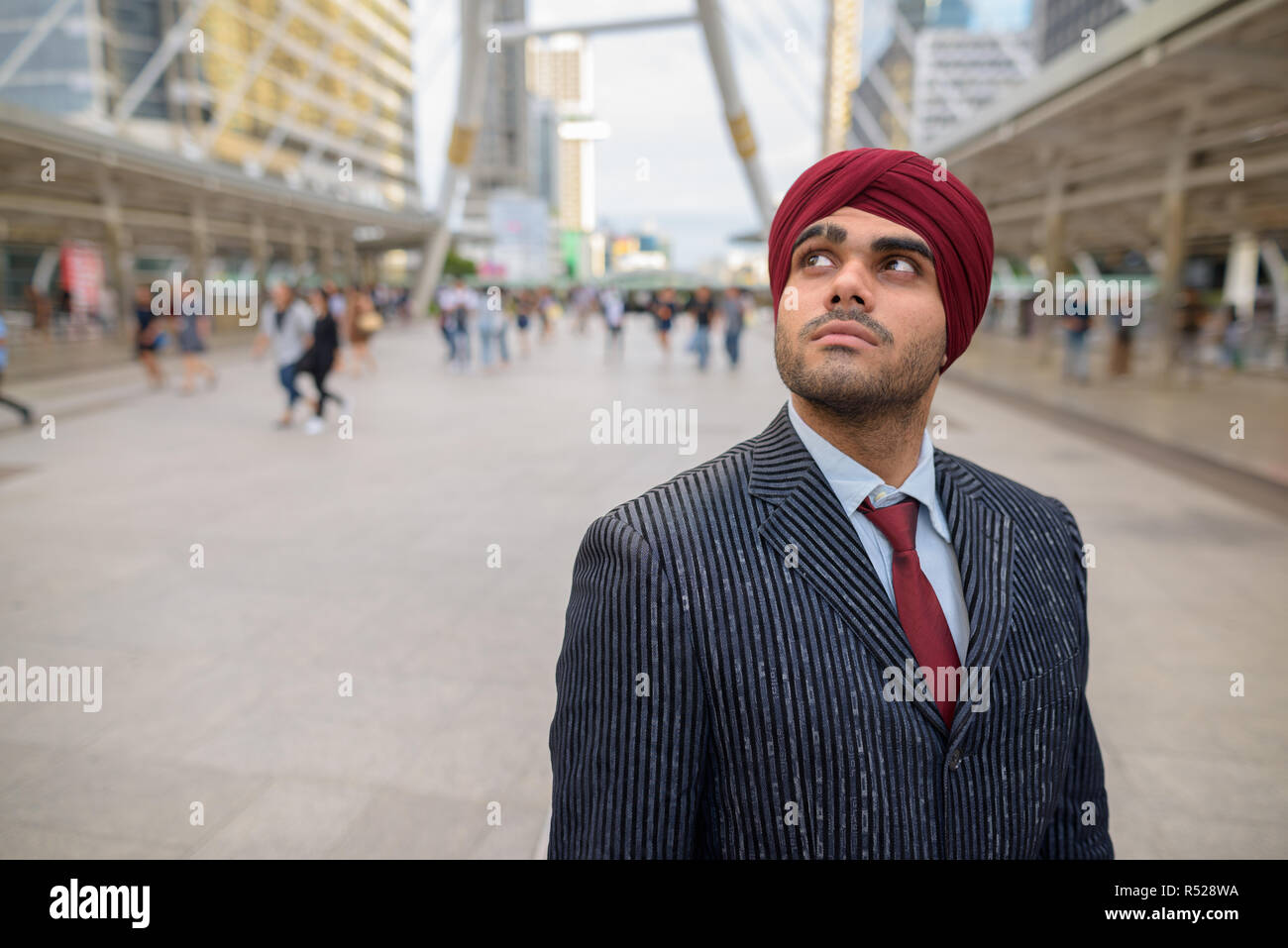 Portrait von indischer Geschäftsmann mit Turban im Freien in der Stadt denken Stockfoto