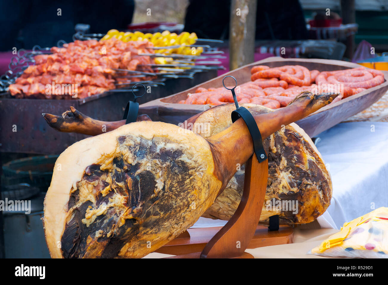 Hecha, Ukraine - Jan 27, 2018: Schweinefleisch Metzger Wettbewerb. schweineschulter auch als hamonda auf dem Tisch. Würste und Grill in der Ferne Stockfoto