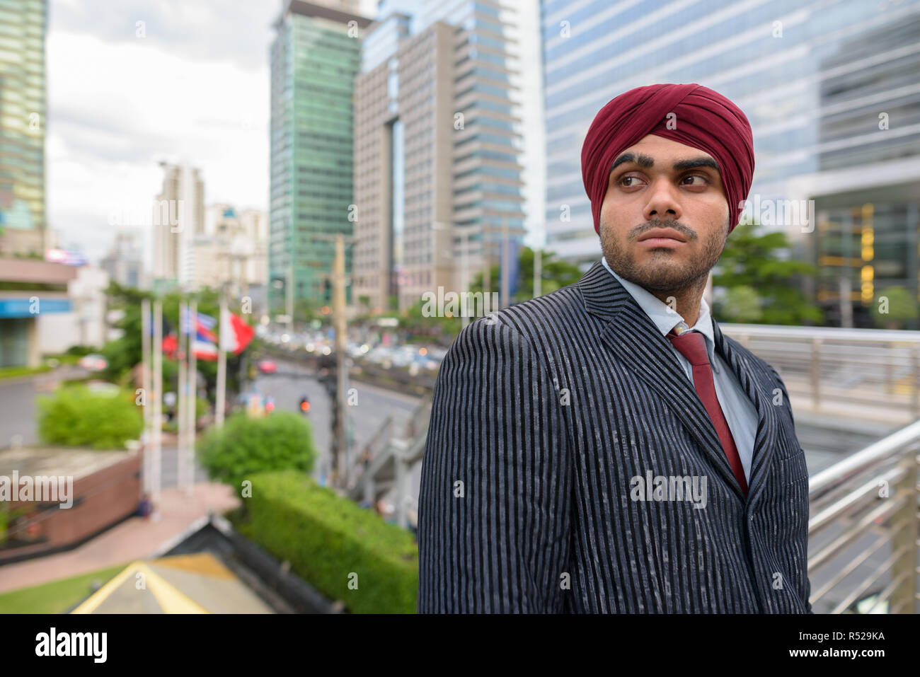 Portrait von indischer Geschäftsmann mit Turban Denken in der Stadt Stockfoto