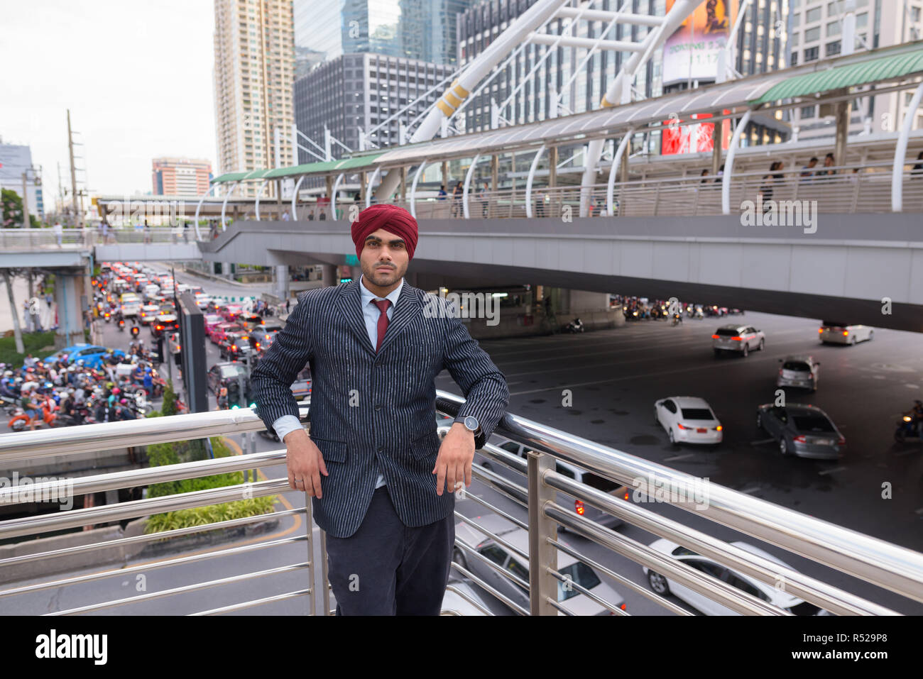 Portrait von indischer Geschäftsmann mit Turban im Freien in der Stadt Stockfoto