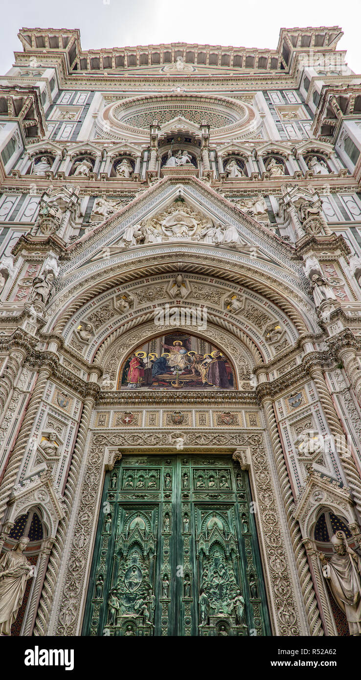 Die Kathedrale Santa Maria del Fiore der Dom von Florenz Florenz Duomo Eingang Marmorfassade Stockfoto