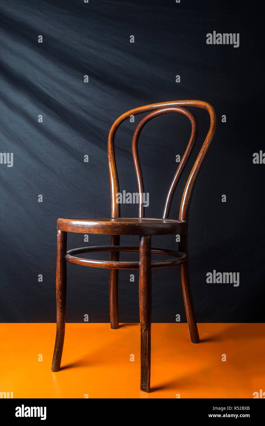 Holz- vintage Stuhl auf Orange, Studio shot Stockfoto