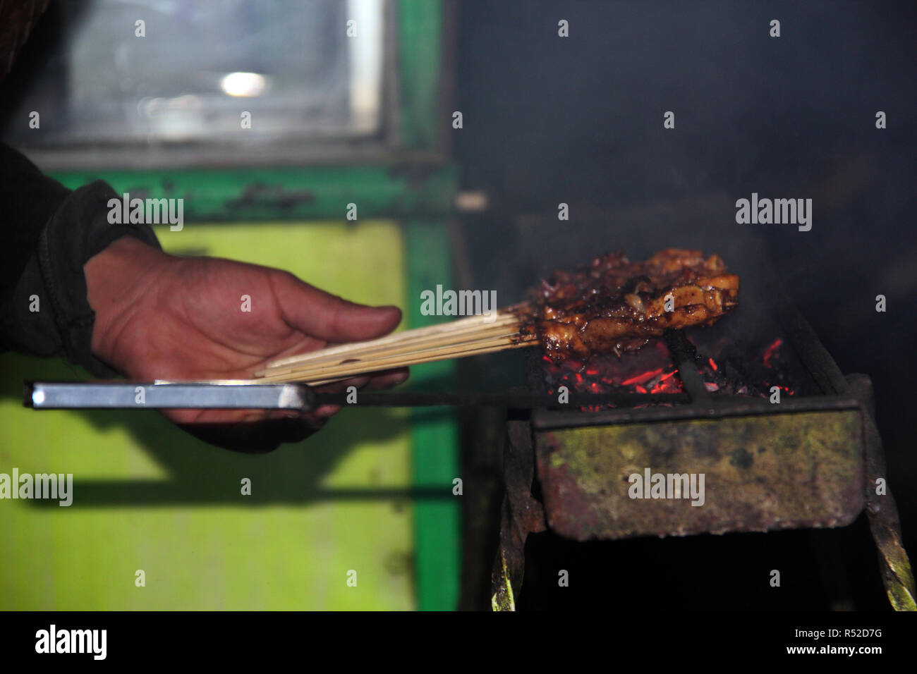 Satay Huhn wird durch den Verkäufer verbrannt. Bandung. Indonesien. Stockfoto