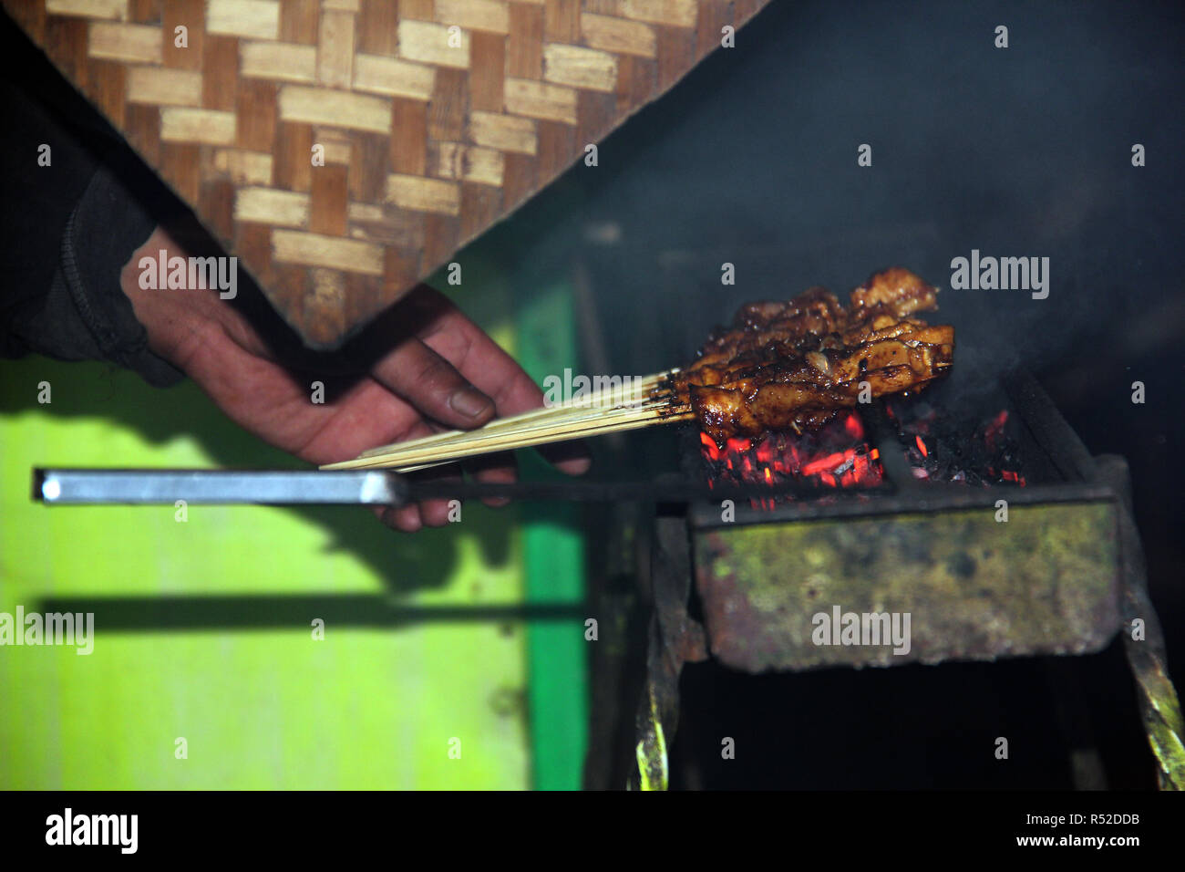 Satay Huhn wird durch den Verkäufer verbrannt. Bandung. Indonesien. Stockfoto