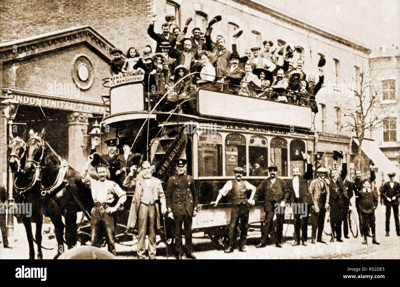 Personal, Passagiere, Besatzung und Passanten mit einer der Letzten (vielleicht letzte) Paar - das Pferd Pferd gezogenen Straßenbahn/Omnibusse in Service außerhalb der London United Straßenbahn Transport Depot. Er diente der Kew Gardens und neue Gärten Route. Stockfoto