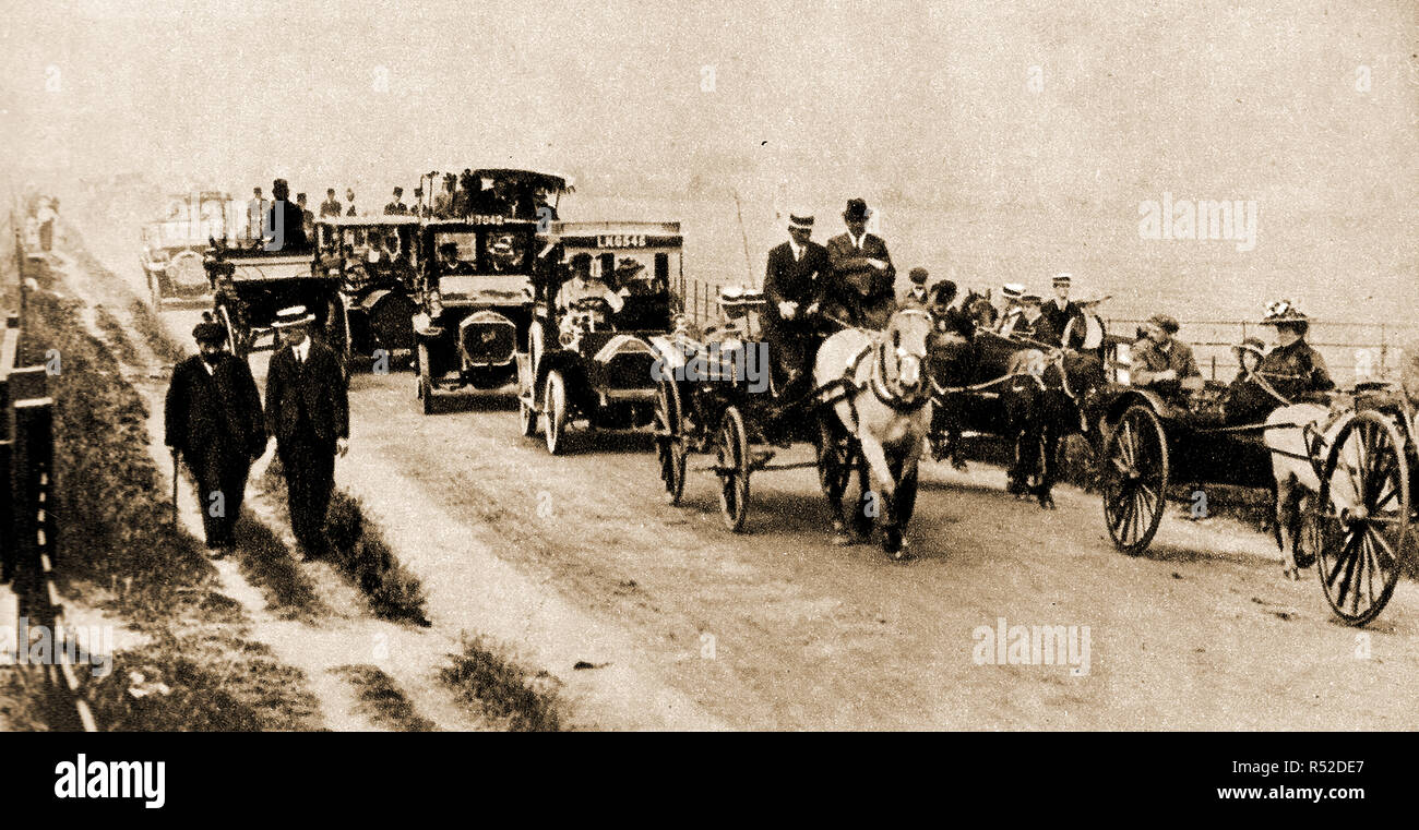 Racegoers zum Derby Pferderennen in Vintage Motor & Pferd reisen gezogenen Fahrzeugen und zu Fuß Stockfoto