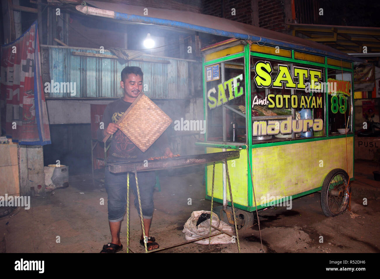 Satay Huhn wird durch den Verkäufer verbrannt. Bandung. Indonesien. Stockfoto