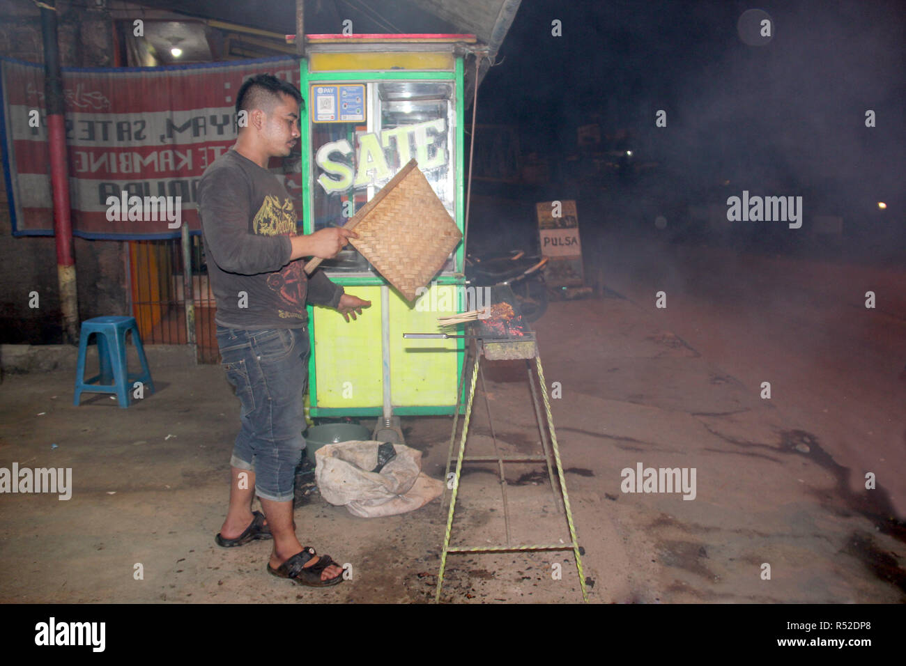 Satay Huhn wird durch den Verkäufer verbrannt. Bandung. Indonesien. Stockfoto