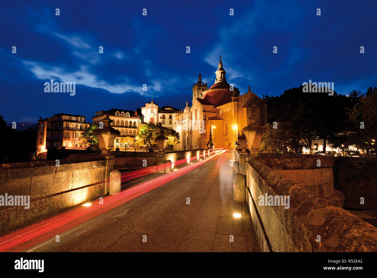 Nächtliche beleuchtete mittelalterliche Brücke und das Kloster an der blauen Stunde Stockfoto