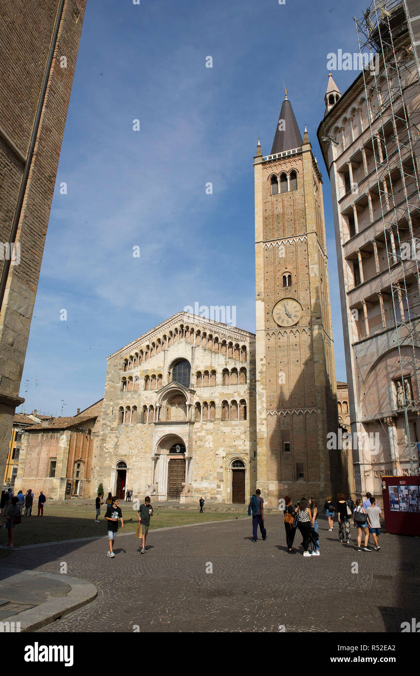 Italien, Emilia Romagna, Parma, Piazza del Duomo, Kathedrale S. Maria Assunta, Baptisterium von Benedetto Antelami 1178 entworfen, ein Meisterwerk der gotischen Kunst, Stockfoto