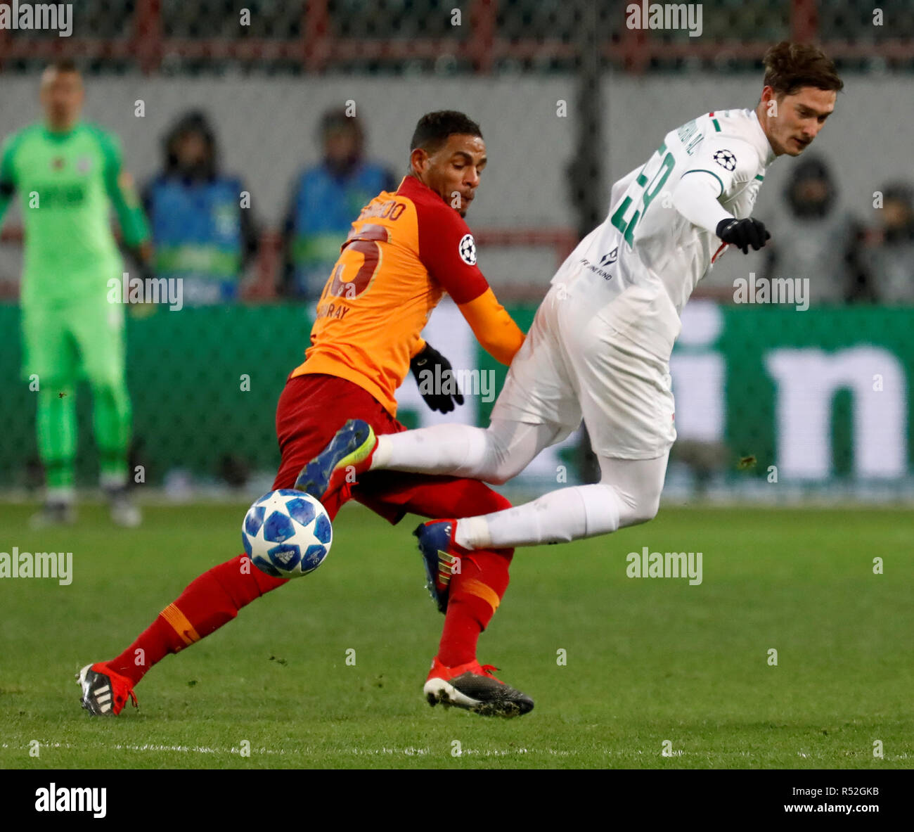 Moskau, Russland - 28. NOVEMBER: Aleksei Miranchuk (R) der FC Lokomotiv Moskau und Fernando von Galatasaray Istanbul wetteifern um die Kugel während der Gruppe D Spiel der UEFA Champions League zwischen FC Lokomotiv Moskau und Galatasaray bei Lokomotiv Stadion am 28. November 2018 in Moskau, Russland. (MB) Stockfoto