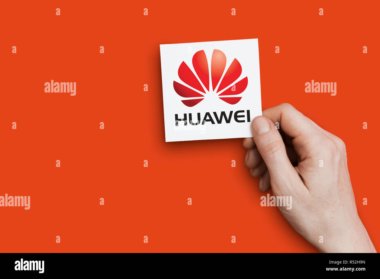 LONDON, Großbritannien - 29 November 2018: Hand mit Huawei Logo. Huawei ist eine chinesische multinationale Elektronik Unternehmen Stockfoto