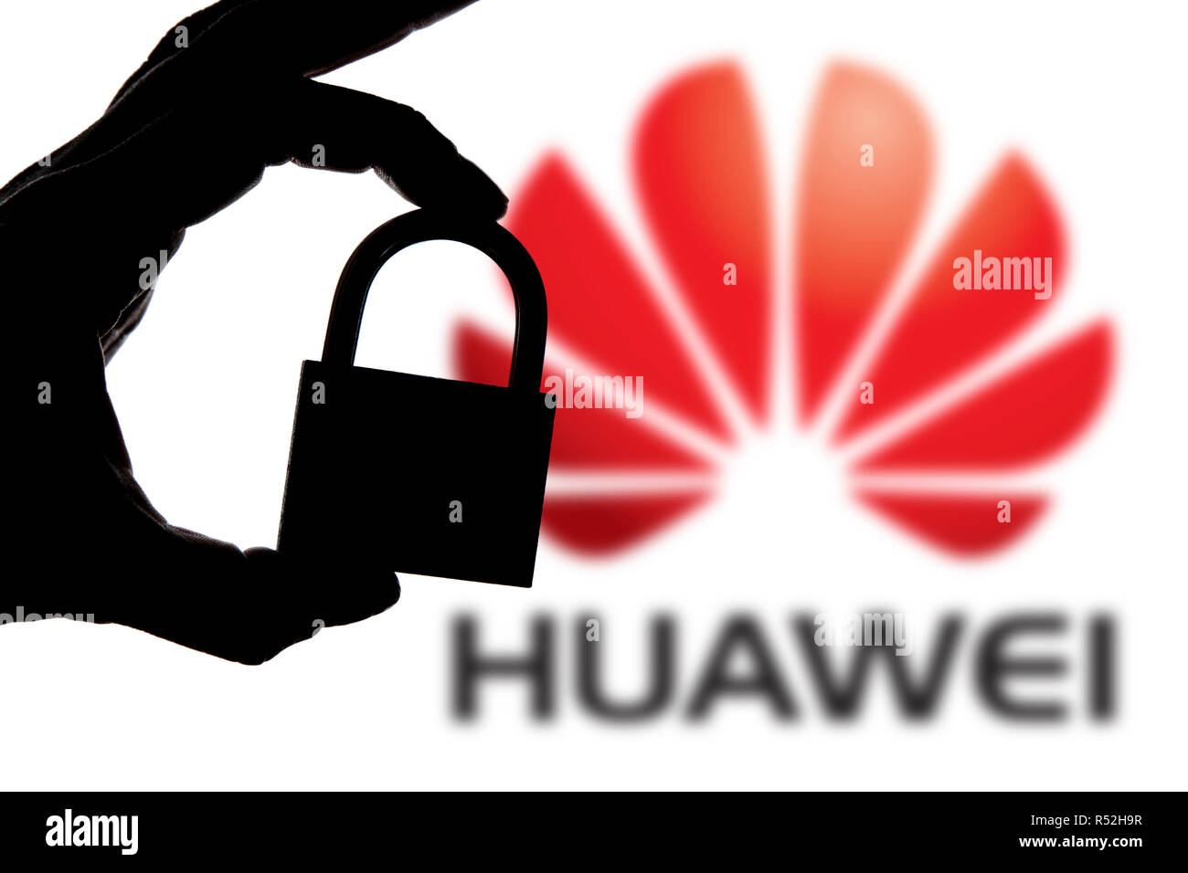 LONDON, Großbritannien - 29 November 2018: Huawei Sicherheitsprobleme. Silhouette einer Hand mit einem Vorhängeschloss vor der Huawei Logo. Stockfoto