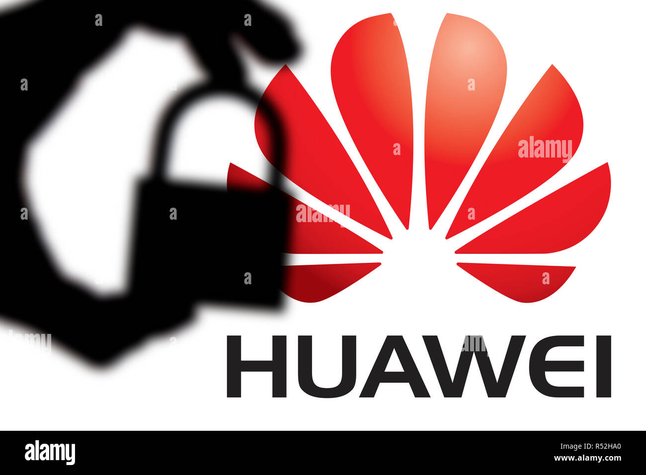 LONDON, Großbritannien - 29 November 2018: Huawei Sicherheitsprobleme. Silhouette einer Hand mit einem Vorhängeschloss vor der Huawei Logo. Stockfoto